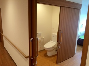 イリーゼ東久留米　居室トイレは扉仕切り